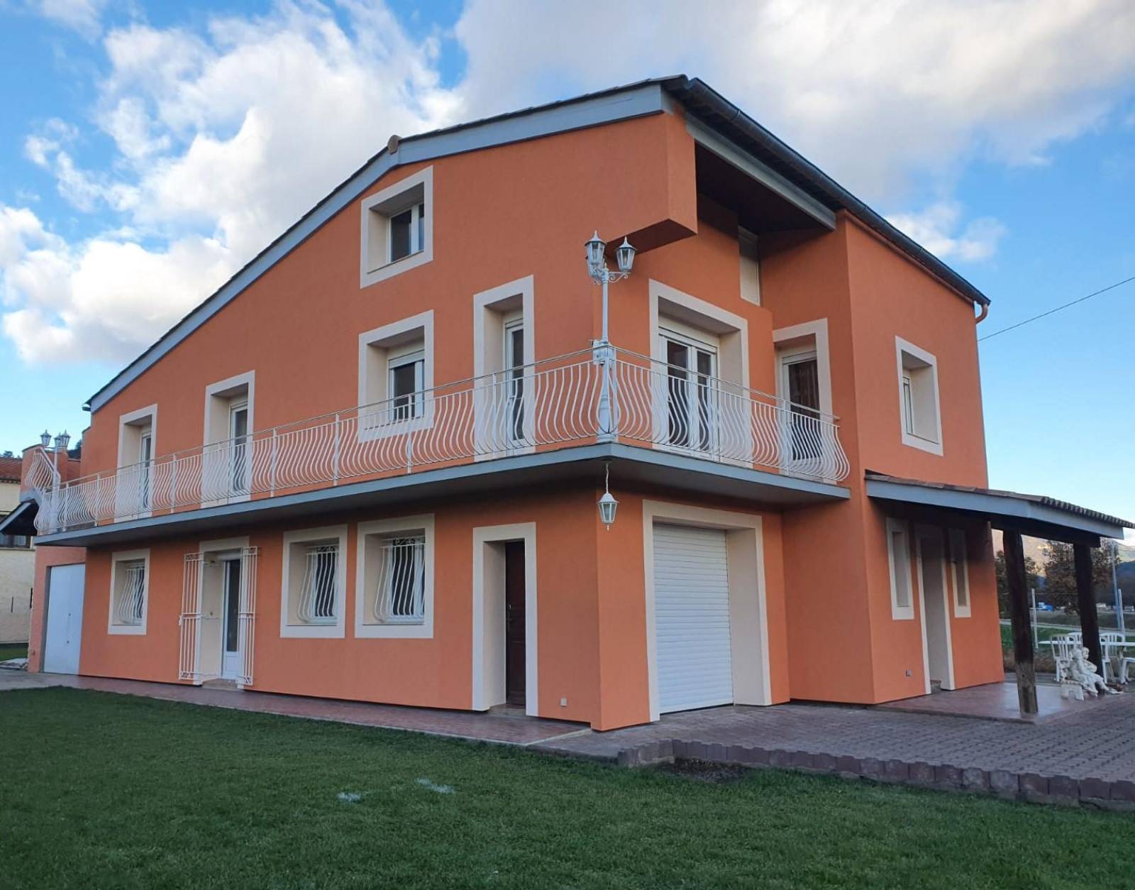 Demandez un devis et des informations pour l'isolation extérieure, le ravalement et la peinture de votre maison ou bâtiment